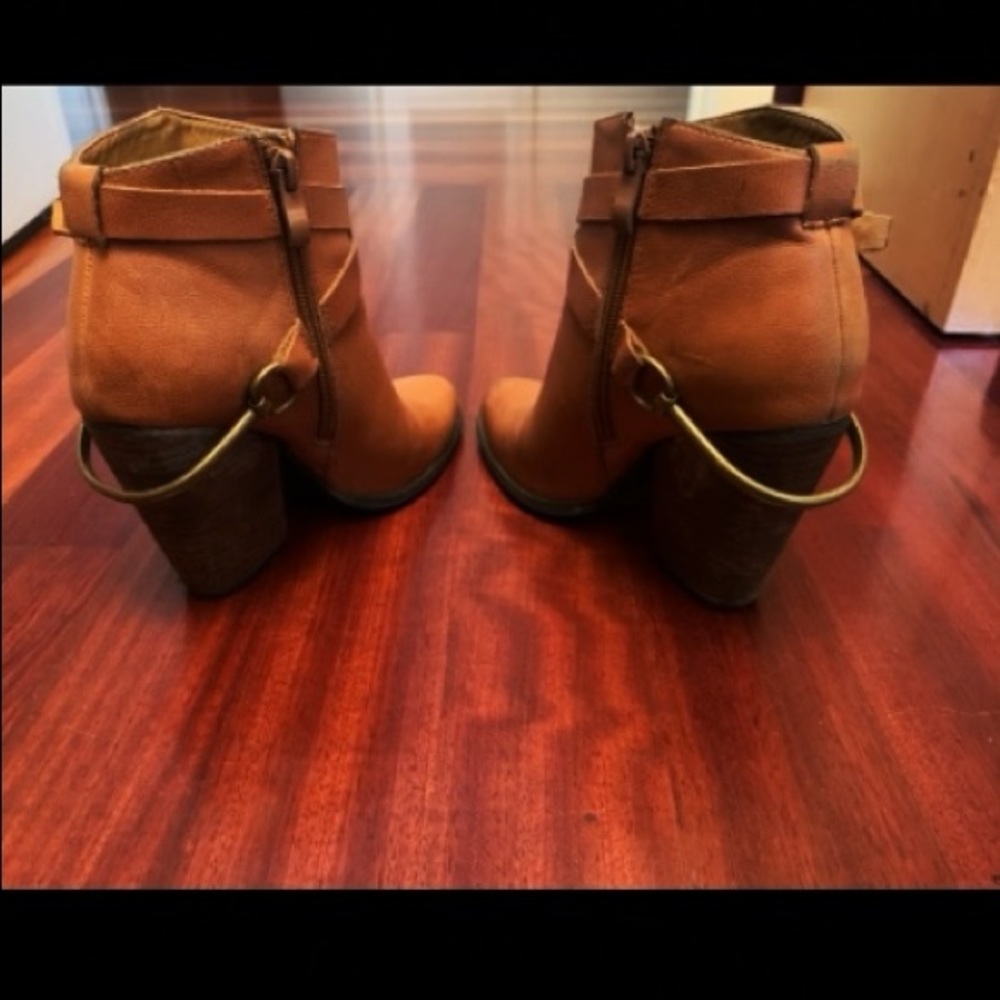 Very Volatile Tan Leather Western Ankle Booties With Gold Spurs On Back Of Heels - Picture 4 of 4